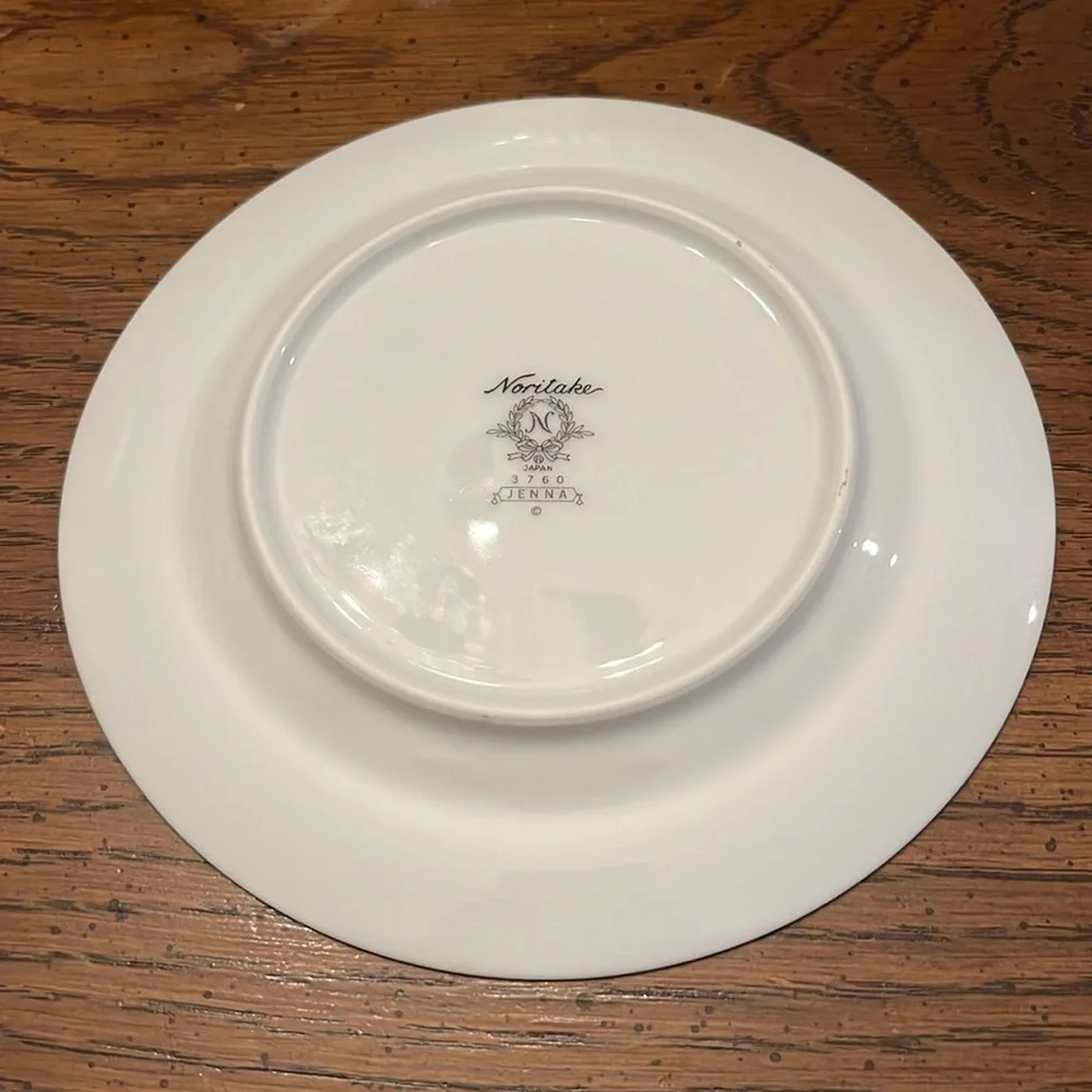 Noritake Jenna 12 five piece settings and oval vegetable‎ bowl